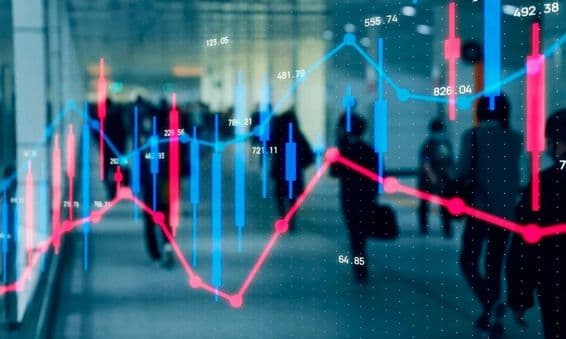 Pénzügyi grafikon, sétáló emberek.