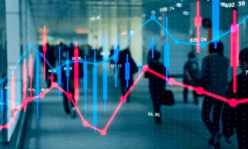 Pénzügyi grafikon, sétáló emberek.