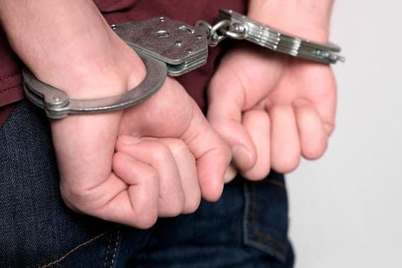 Bilincsben lévő bűnözőt tartóztattak le.