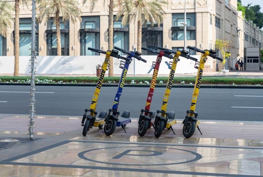 Arnab elektromos rollerek képe Dubaiban.