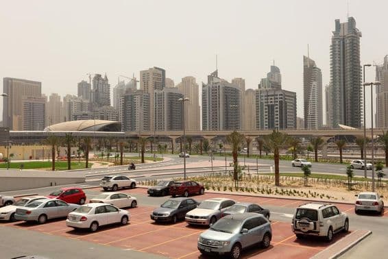 Dubai belvárosi parkoló.