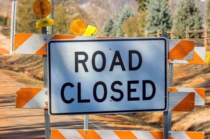 Út lezárva felírat.