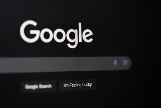 Google kereső egy, számítógép képernyőjén Dubaiban.