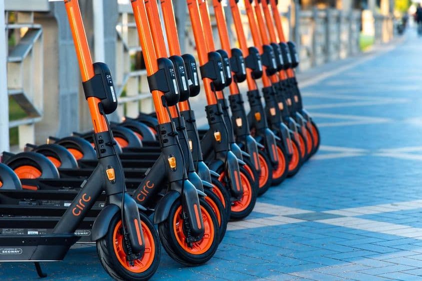 Circ e-roller kölcsönzés az Abu Dhabiban található sétányon.