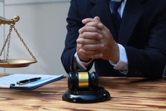 Az ügyvéd jogi tanácsadó.