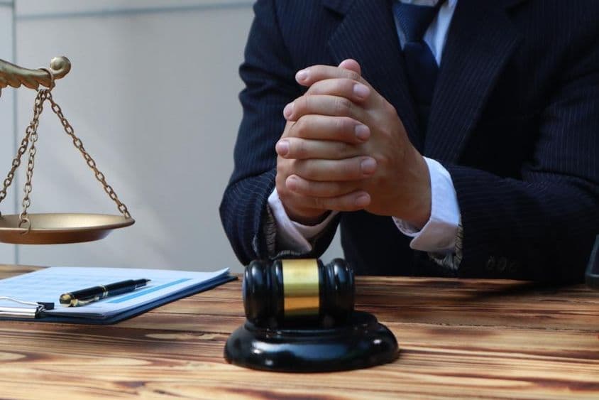 Az ügyvéd jogi tanácsadó.