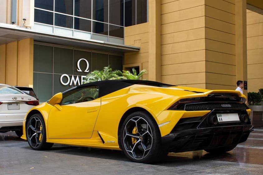 Sárga Lamborghini Huracán EVO Spyderről, amint a Dubai Mallban parkol.