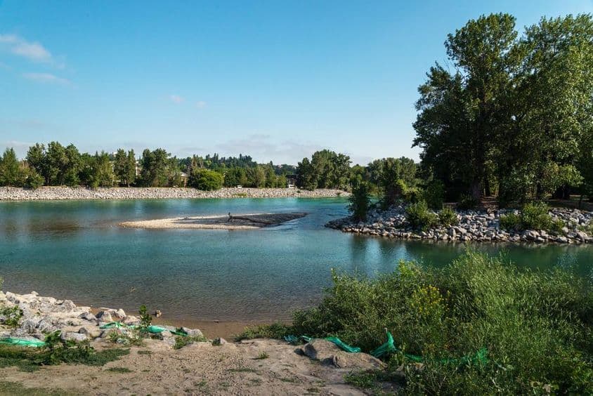 A Bow folyó partja Calgary, Alberta, Kanada.