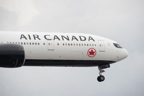 Air Canada Boeing 777 landolás a Toronto Pearson nemzetközi repülőtéren.