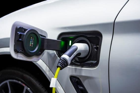 Tápkábel csatlakoztatva az elektromos járműhöz.