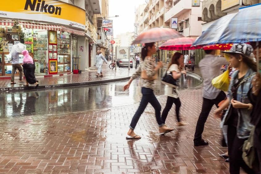 Egy ritka esős nap Deira mellékutcáiban, Dubaiban.