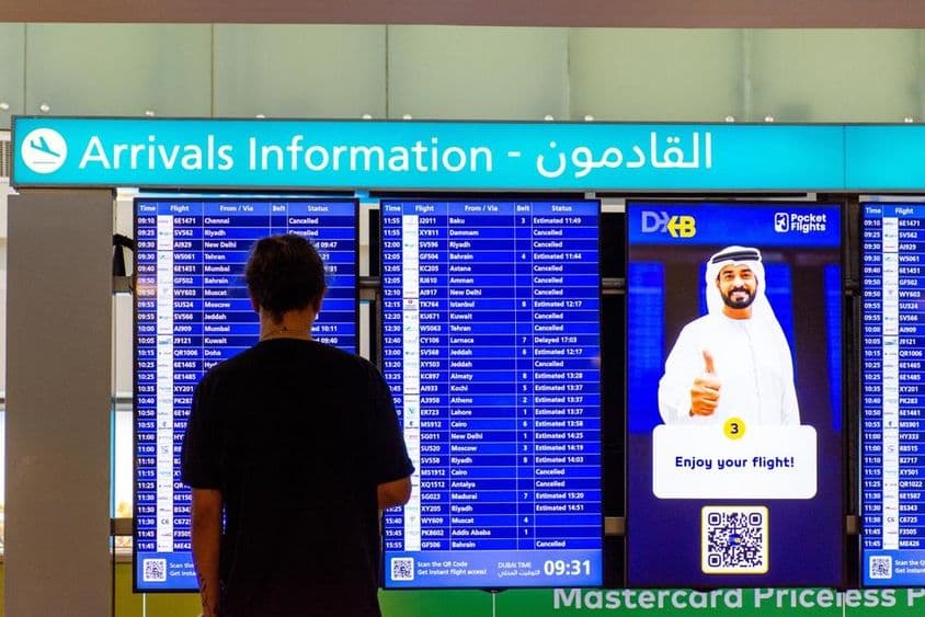 Érkezési tábla a Dubai Nemzetközi Repülőtéren.