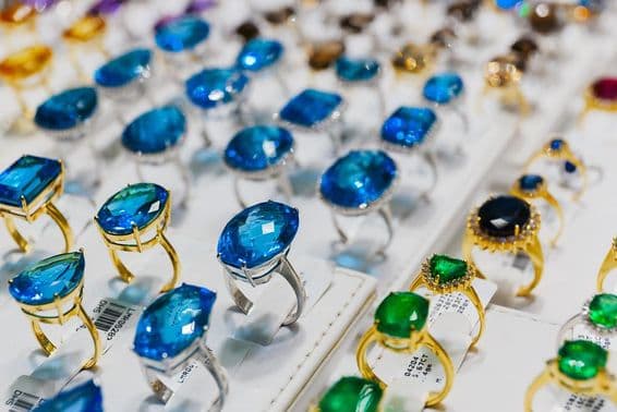 Drágakövekkel díszített gyűrűk a dubai aranypiacon.