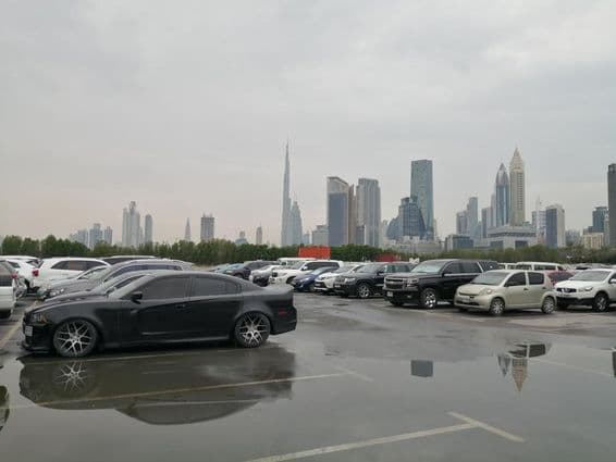 heves esőzés után a Dubai World Trade Center és a Burj Khalifa közelében.