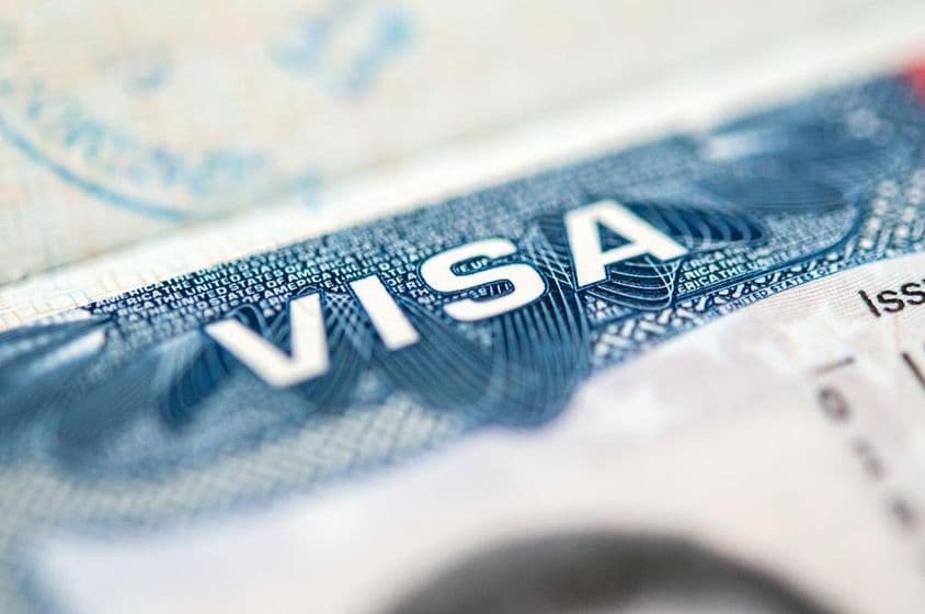 Útlevéloldalra lepecsételt amerikai vízum.