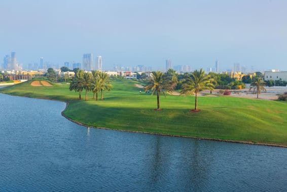Golfpálya panorámája az Emirates Hillsben, Dubaiban.