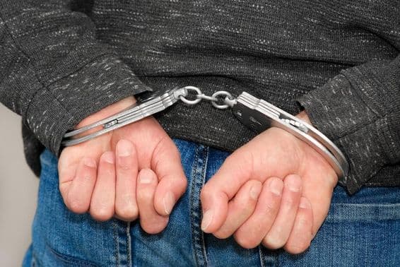 Bilincsben lévő bűnözőt tartóztattak le bűncselekmények miatt.