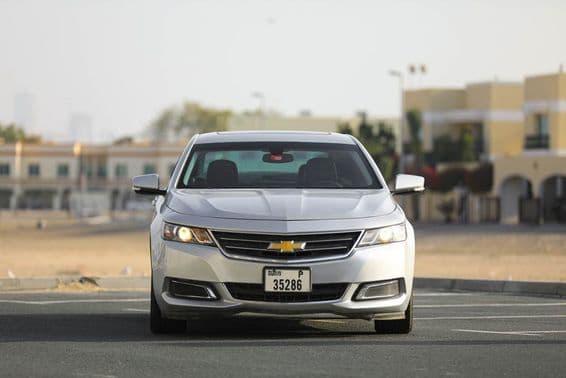Chevrolet Impala előnézet Dubai város utcáján.