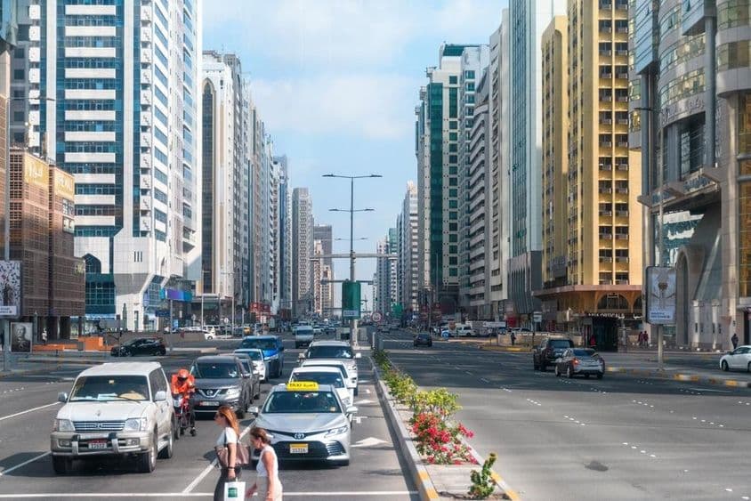 Egy modern, geometrikusan megtervezett utca Abu Dhabiban.