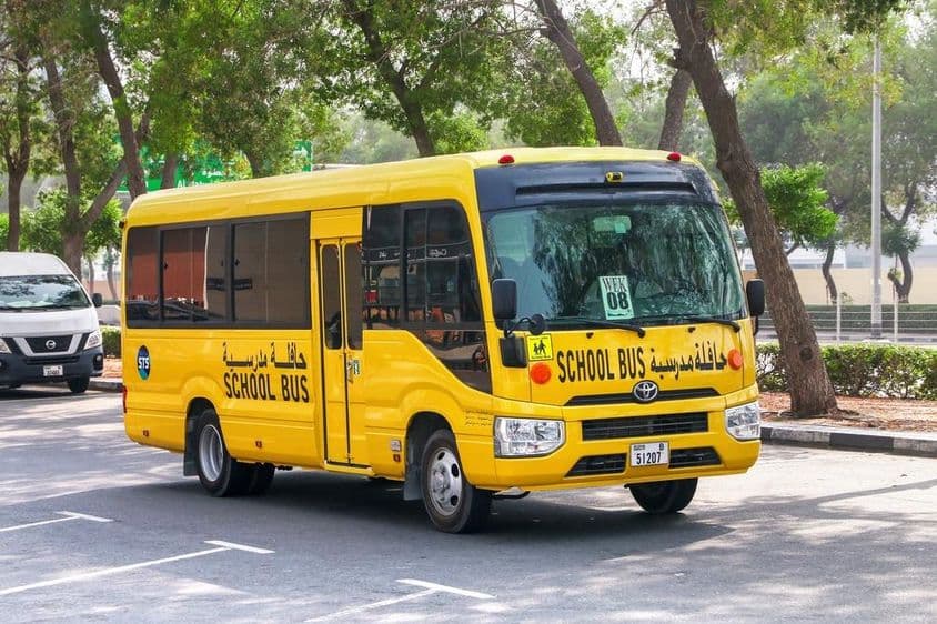 Toyota Coaster iskolabusz Dubai városi utcán.