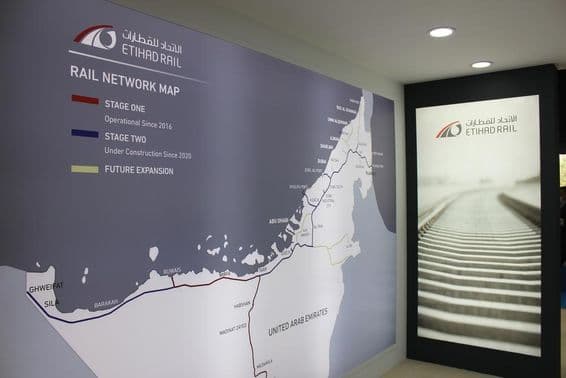 Kiállítói stand megtekintése a Middle East Rail 2021 kiállításon.