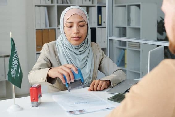 Modern konzuli tisztviselő pecsétel.