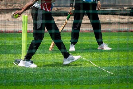 Női krikett mérkőzés akció látható.