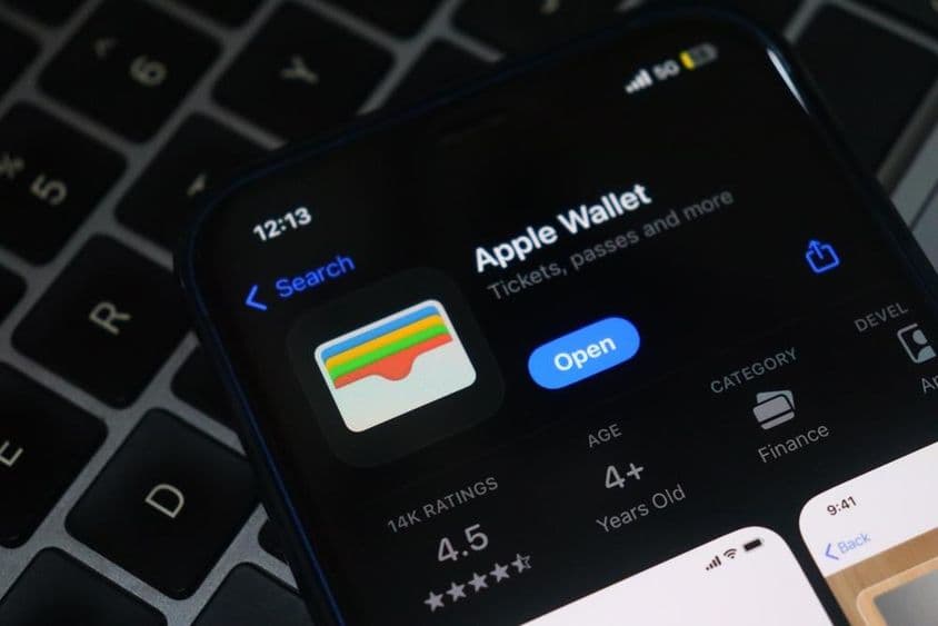 Apple Wallet az iPhone képernyőn.