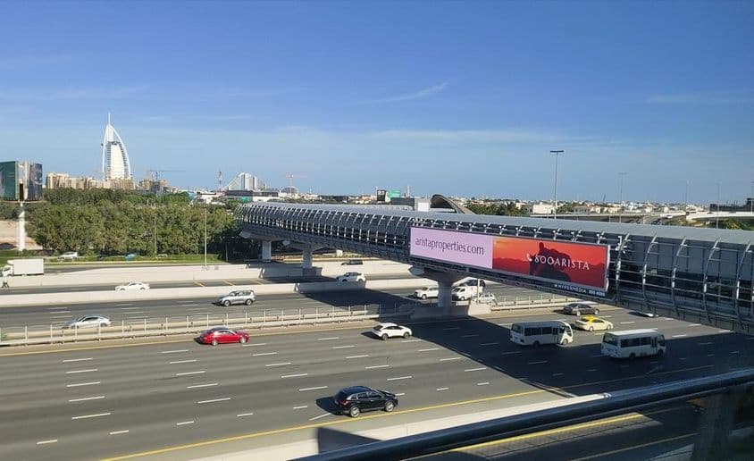 Dubai út, útszéli nagyméretű kültéri reklámtábla.