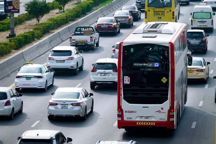 Emeletes buszjárat és nappali forgalom a város utcáin.