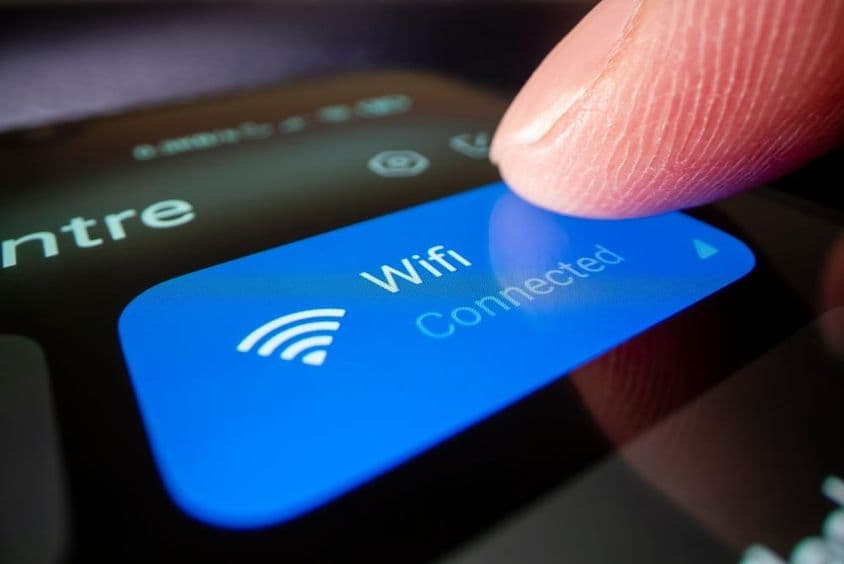 Okostelefon wifi-hez csatlakoztatásának közeli képe.