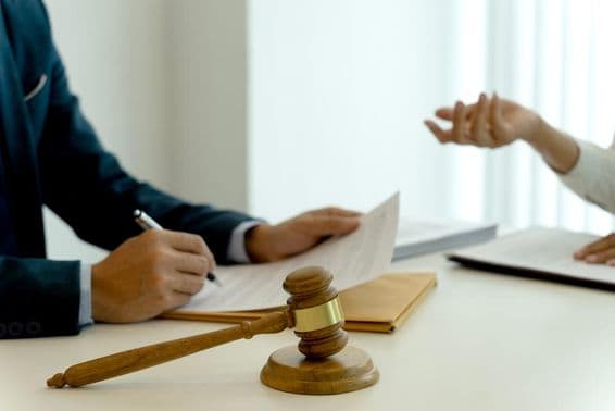 Az ügyvédi irodában jogi dokumentumokat készítenek a cég számára.