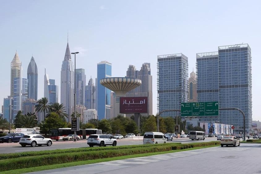 Dubai felhőkarcolóinak panorámája az útról nézve.