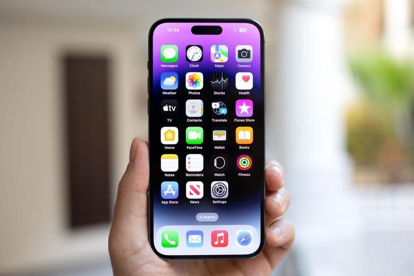 Férfi kezében iPhone 15 Pro Max.