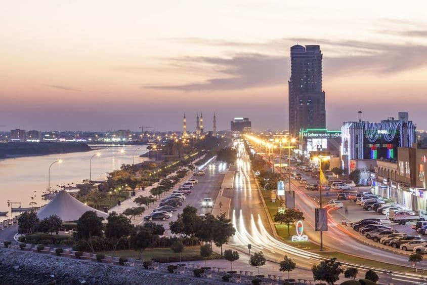 Ras al Khaimah patak és a corniche éjszakai kivilágításban.