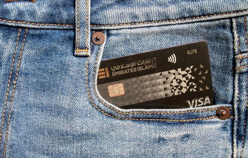Emirates Islamic Bank műanyag Visa hitelkártya egy farmer elülső zsebében.