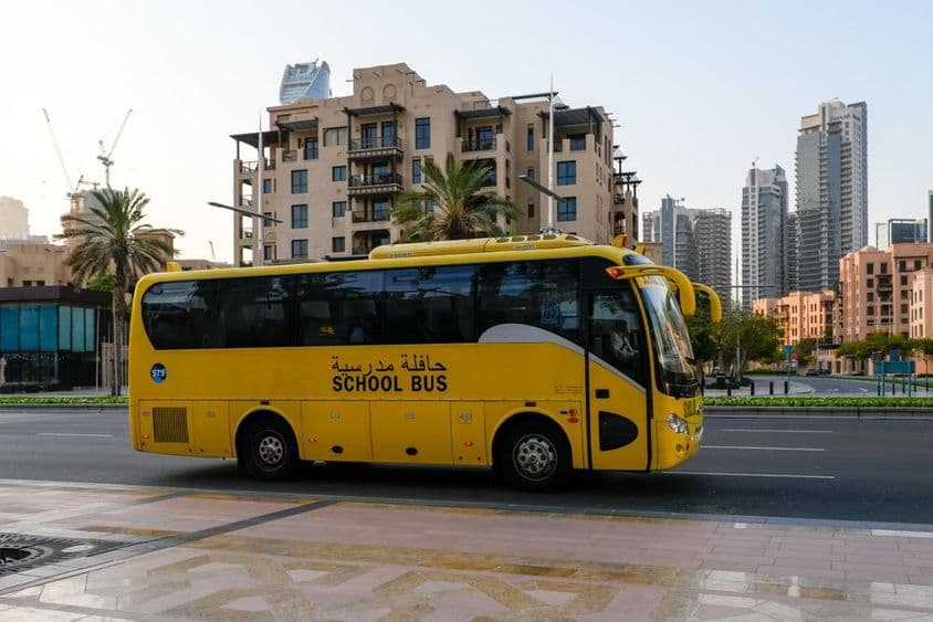Dubai iskolabusz a belvárosban.