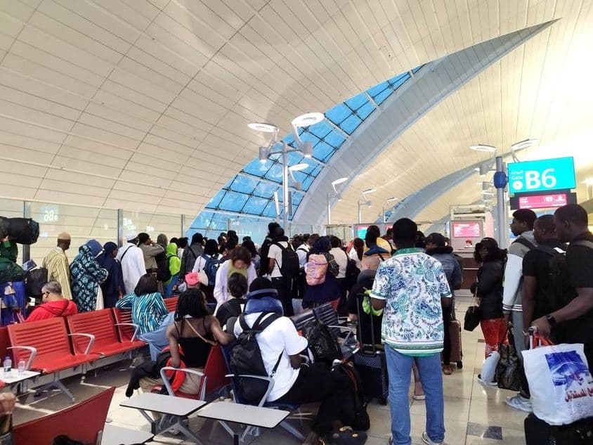 Az utasok sorban állnak, hogy felszállhassanak egy járatra a Dubai Nemzetközi Repülőtéren.