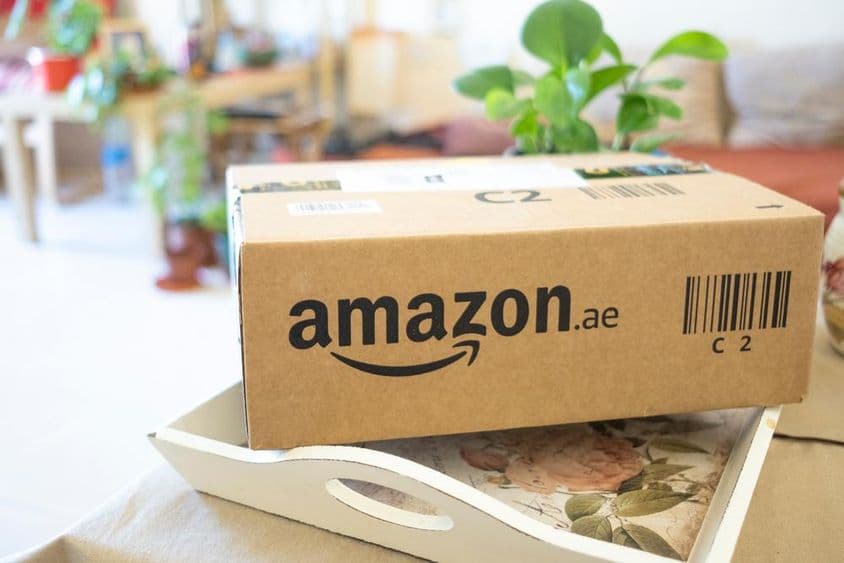 Egy Amazon online házhozszállítással rendelt kartondoboz az asztalon.