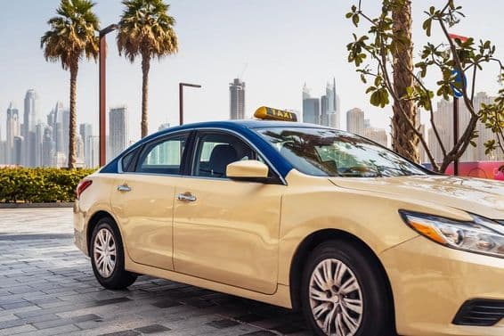 Taxi Dubai egyik utcáján halad.