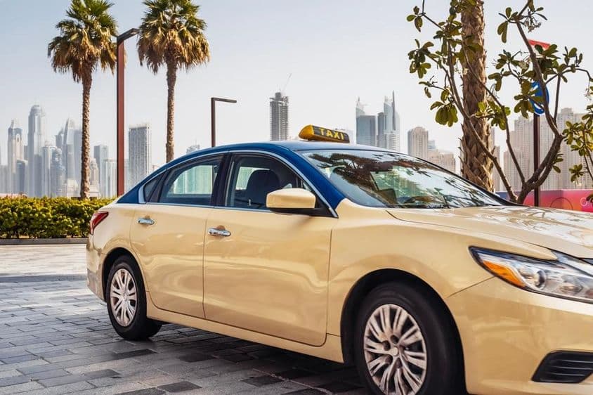 Taxi Dubai egyik utcáján halad.