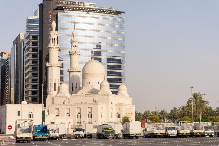 parkolás az Al Yaqub mecset előtt Dubaiban.