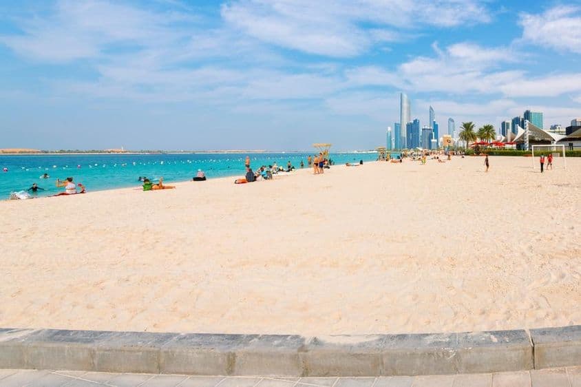 A széles, homokos Corniche strand az Arab-öböl tengerén.