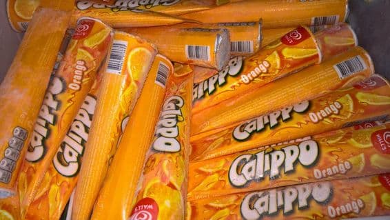 Calippo fagylalt rudak a hűtőszekrényben Dubaiban.