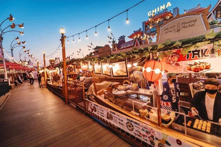 Hagyományos thai konyha egy úszó étteremben utcai ételekkel a globális faluban, Dubaiban.