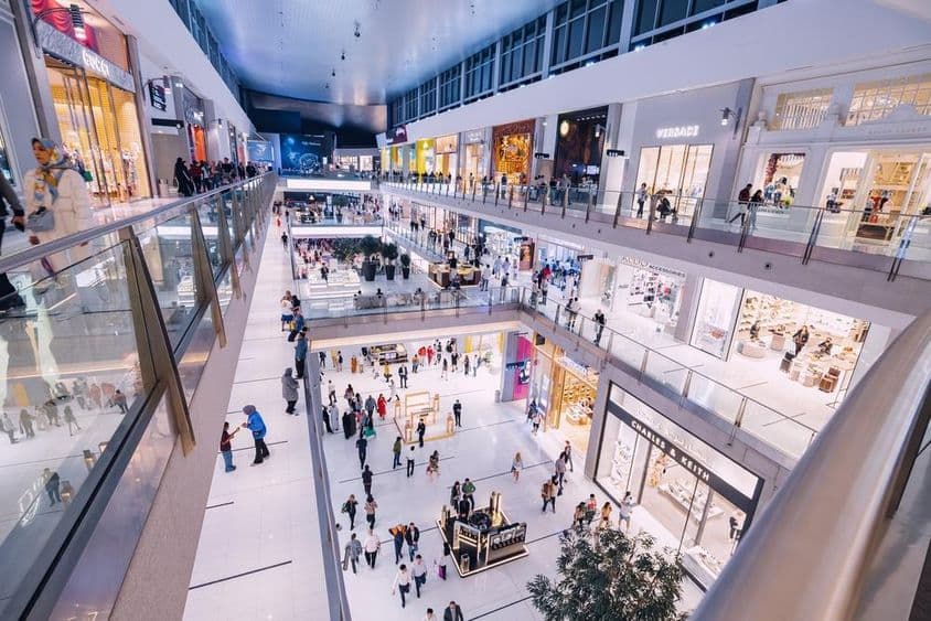 Dubai Mall belseje különféle üzletekkel és látogatókkal.
