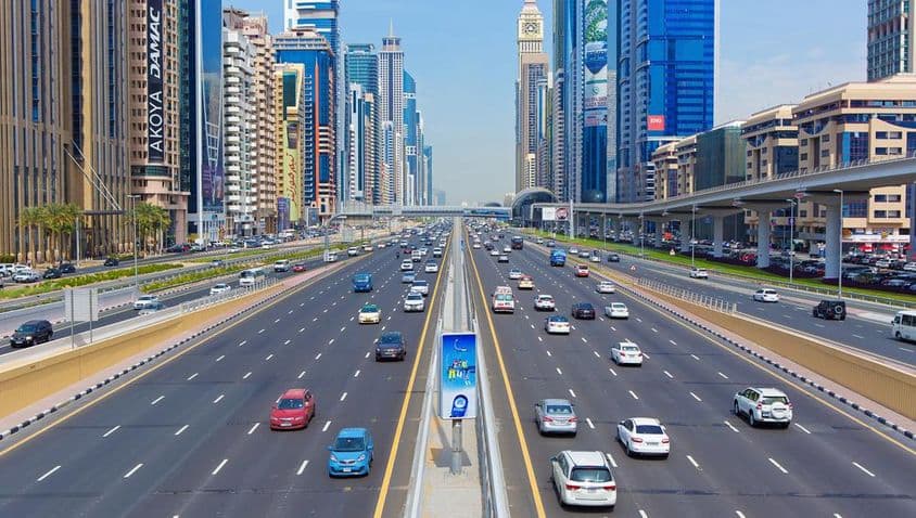 Forgalmas Sheikh Zayed út Dubaiban.