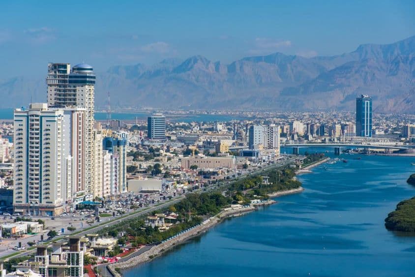 Ras al Khaimah Dubaitól északra, kilátással a városra, a Jebal Jaisra.