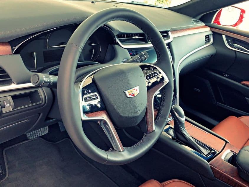 Egy Cadillac autó figyelemre méltóan elegáns belső tere.