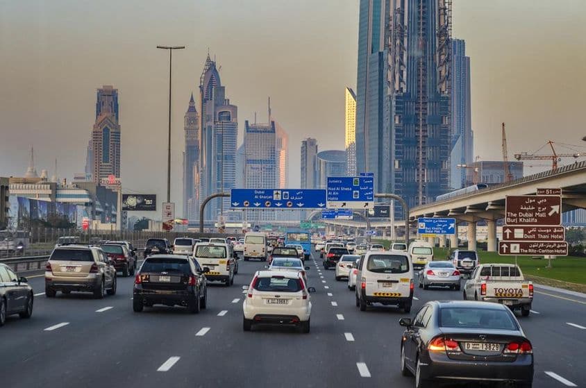 Forgalmi dugó a Sheikh Zayed úton Dubaiban.